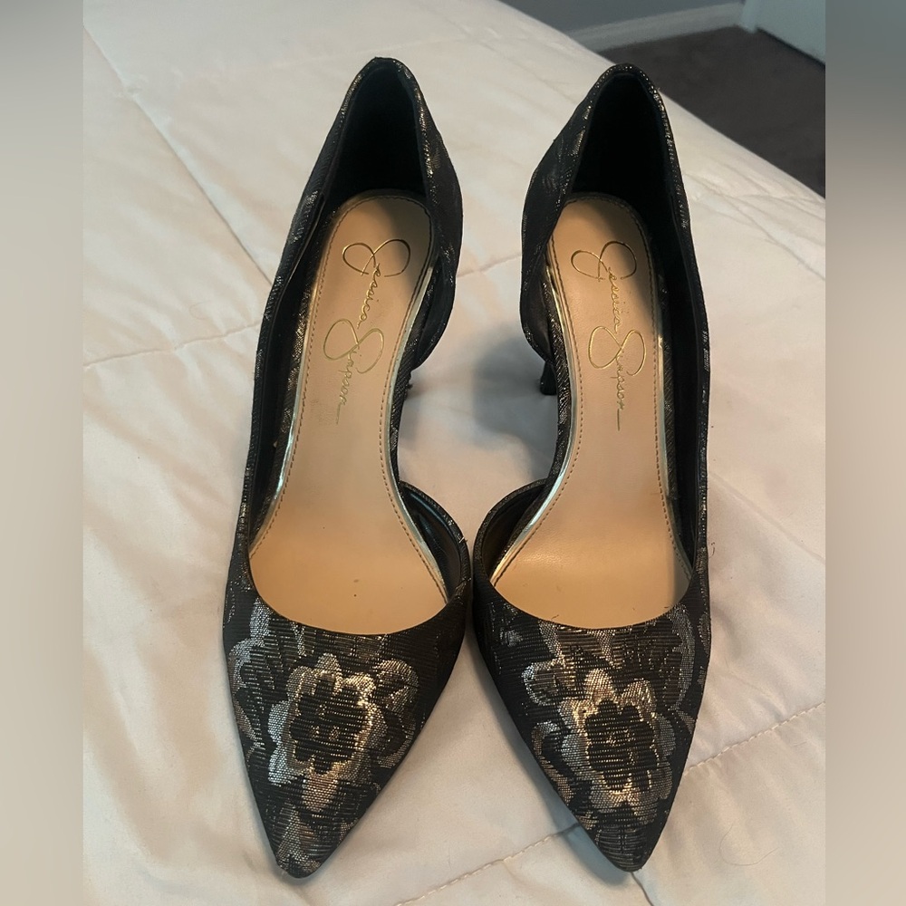 Jessica Simpson Size 8. Black 3” pumps with gold thread detail. Great condition.
